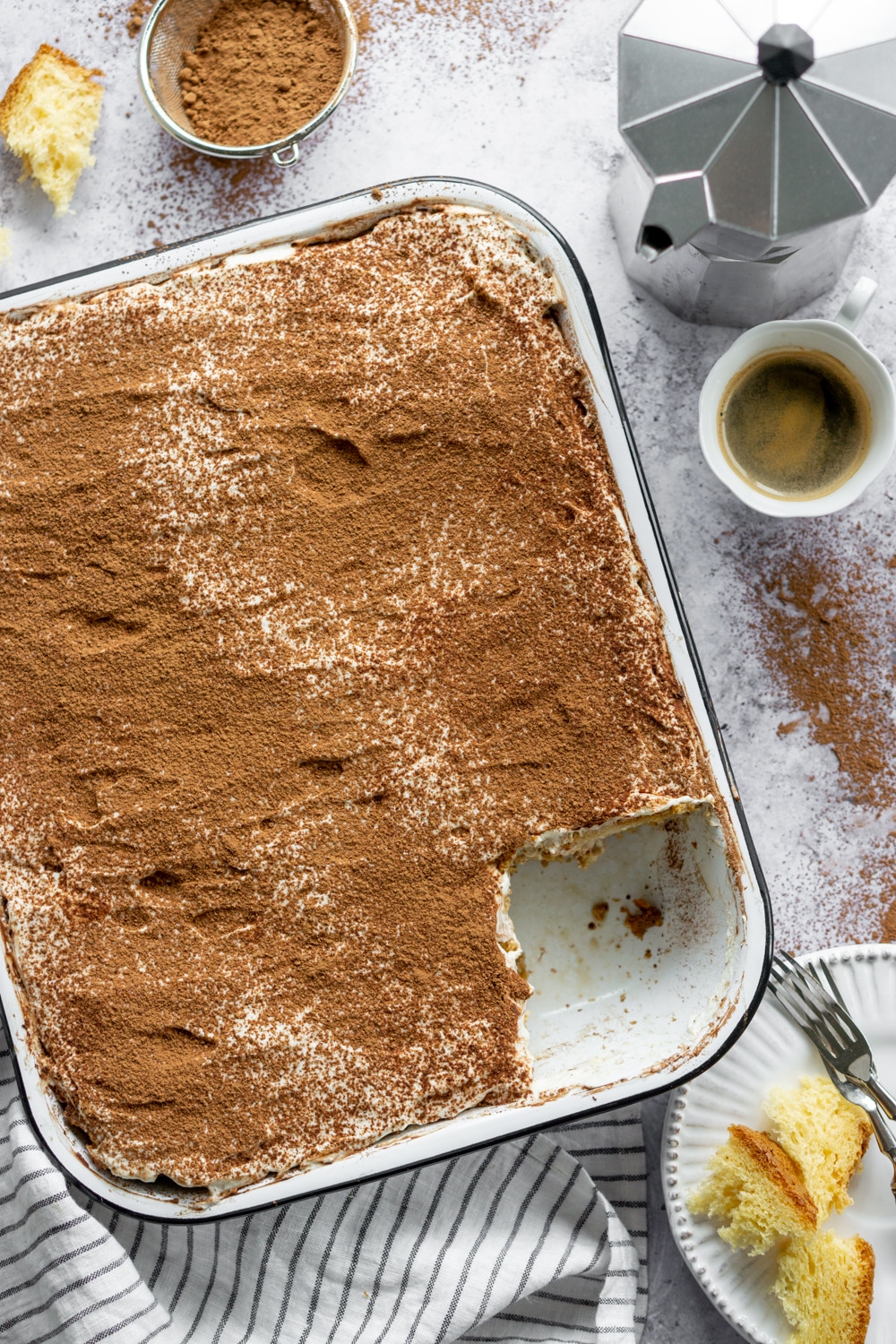 Pandoro tiramisu without eggs in a white pan