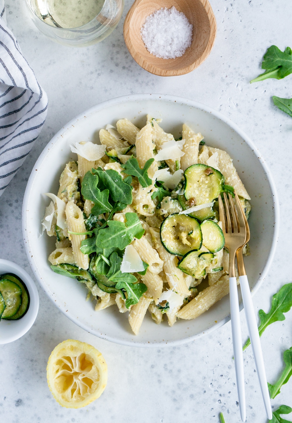 Such an easy and flavorful Italian pasta dish! Lemony ricotta pasta with zucchini and arugula. yum! #pinacooks #ricottapasta #italianfood Ricotta pasta with zucchini and arugula in a plate with two forks