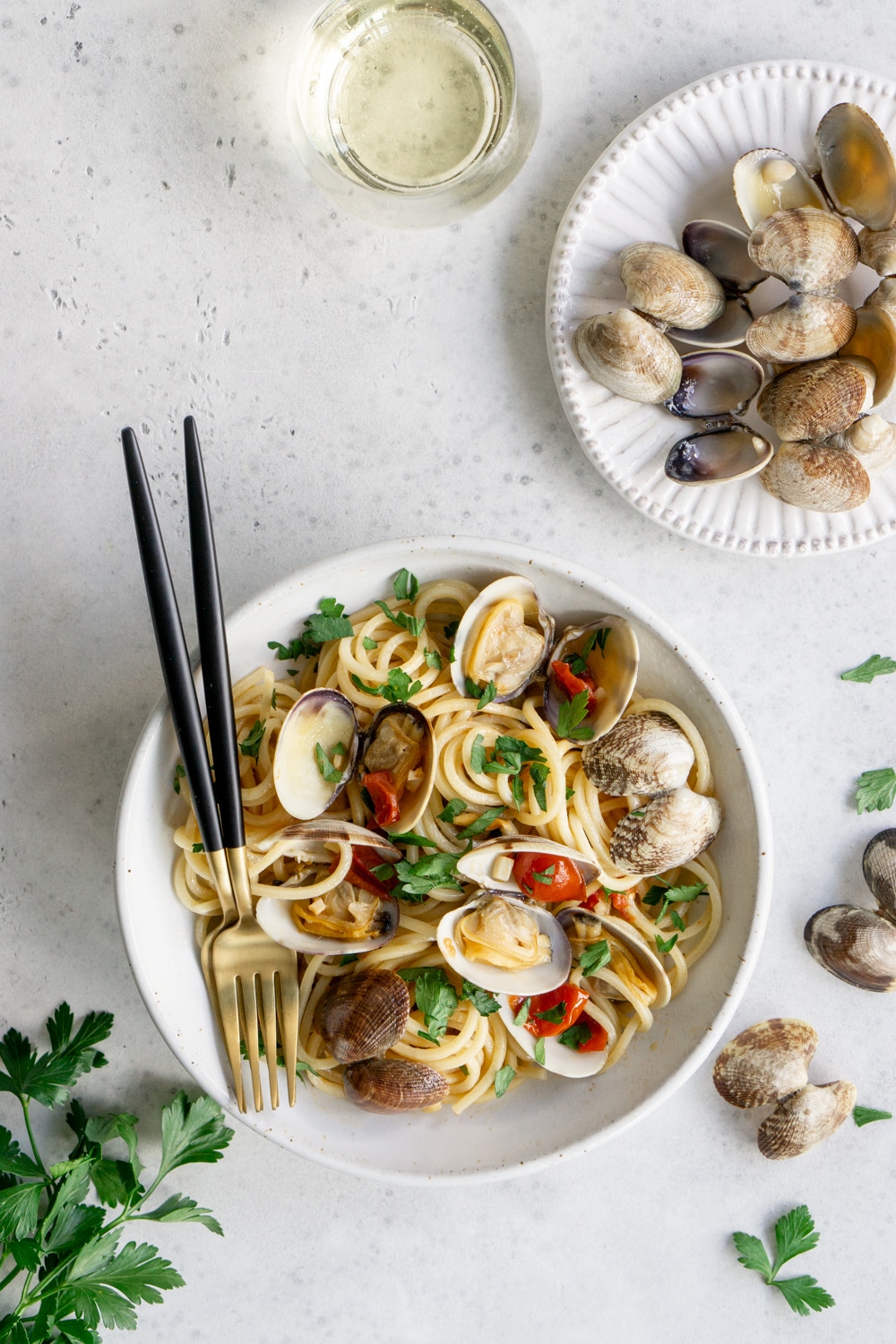 Pasta with clams and tomatoes - simple and delicious! #clampasta #pinacooks #italianfood