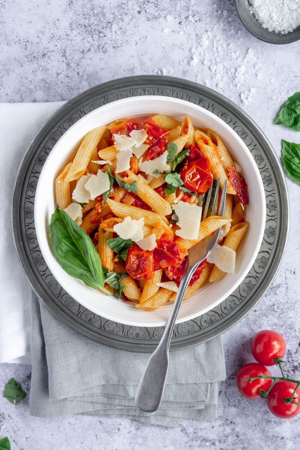 Such an easy pasta pomodoro recipe! And delicious too! #pinacooks #pastapomodoro #italianfood Bowl of pasta pomodoro sitting on top of two folded napkins