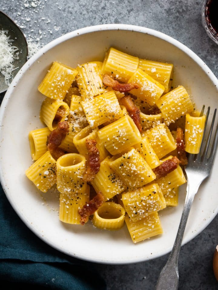 authentic carbonara pasta in a while bowl