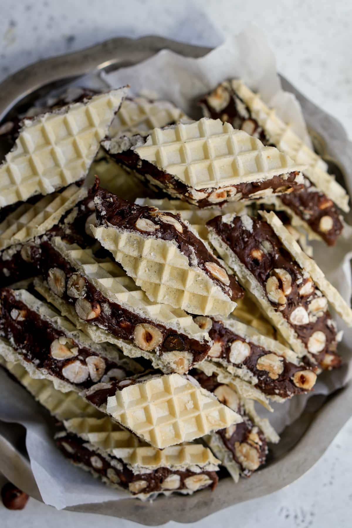 Marshmallow torrone in a round metal plate