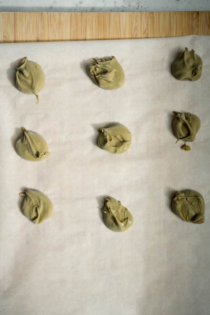 Discs of frozen pistachio cream